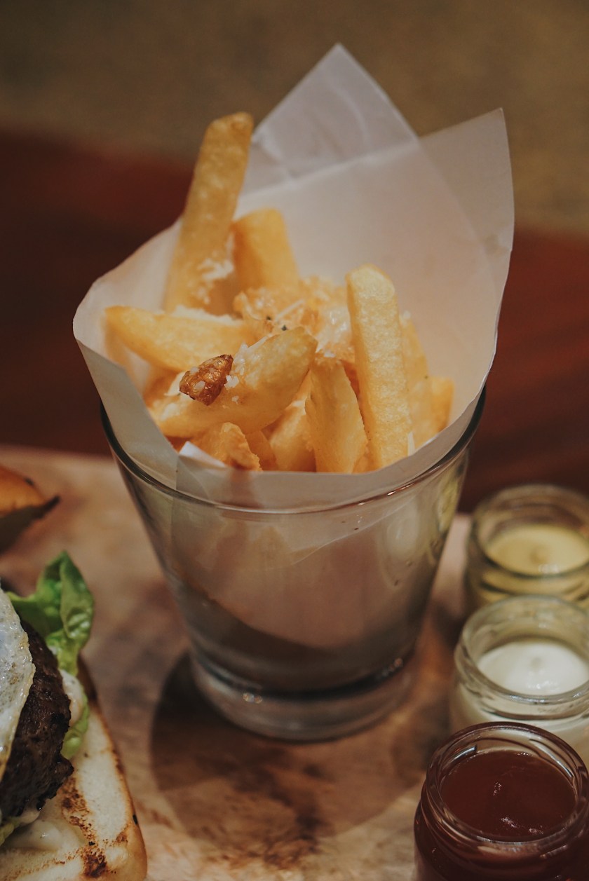burger-and-free-flowing-beer-at-the-fireplace-new-world-manila-bay-hotel