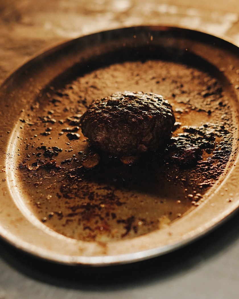 burger-and-free-flowing-beer-at-the-fireplace-new-world-manila-bay-hotel