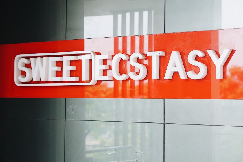 burger-date-at-sweet-ecstacy-uptown-parade