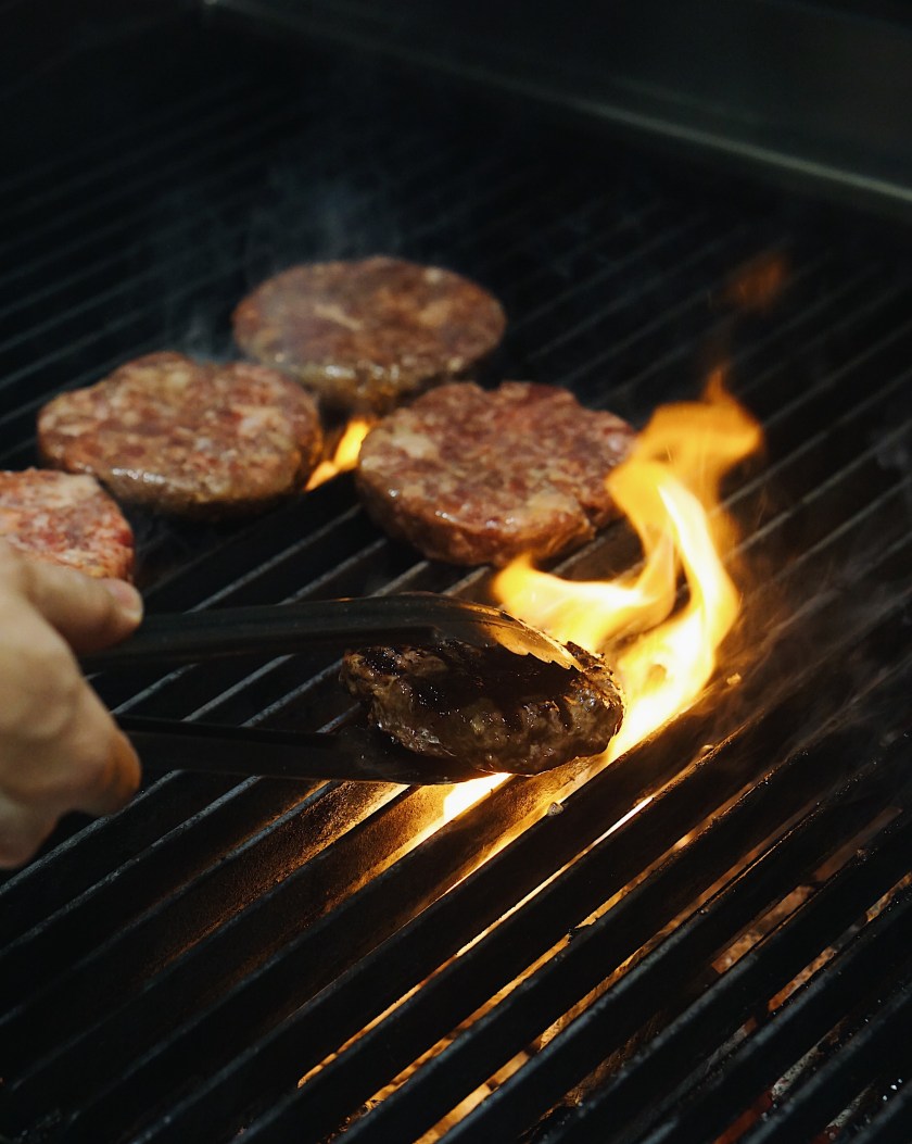 raging-bull-burgers-shangri-la-at-the-fort