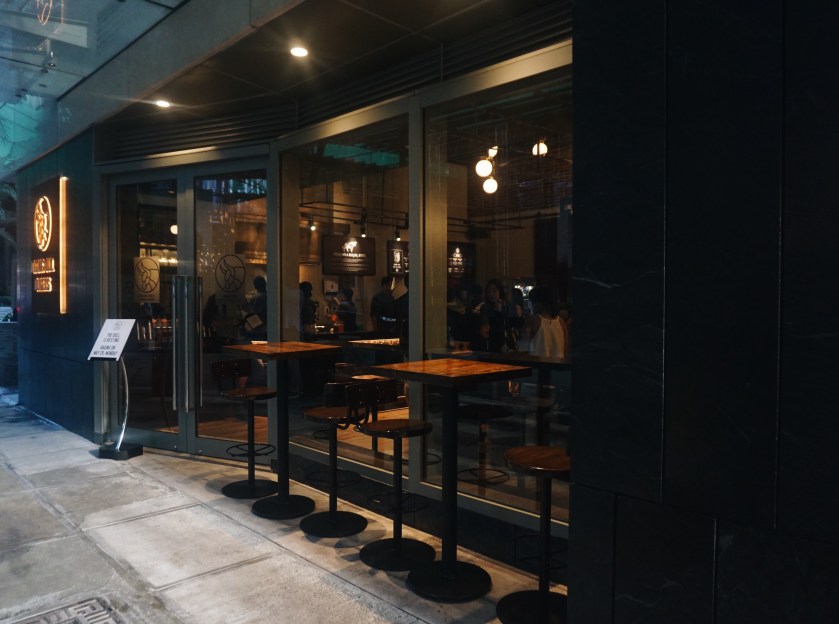 raging-bull-burgers-shangri-la-at-the-fort