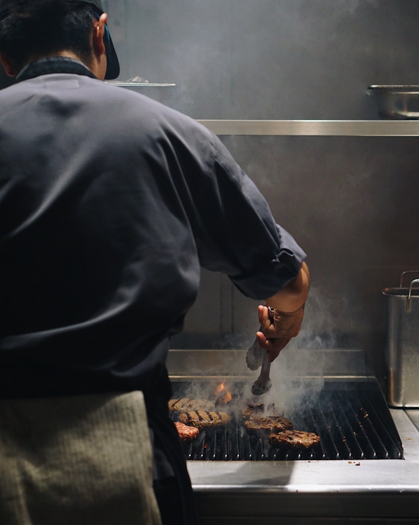 raging-bull-burgers-shangri-la-at-the-fort