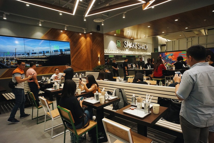 first-bite-of-shake-shack-philippines-central-square-bgc