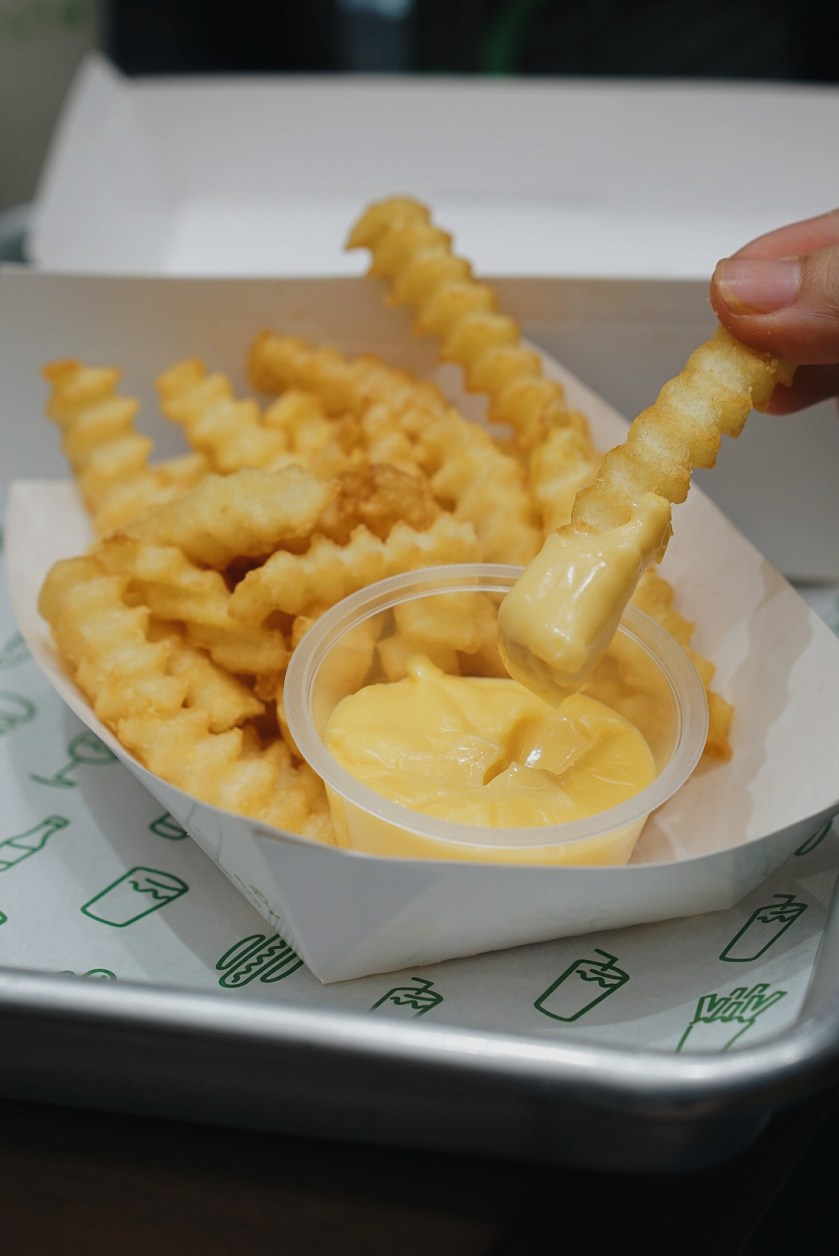 first-bite-of-shake-shack-philippines-central-square-bgc