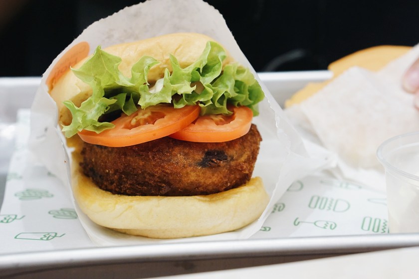 first-bite-of-shake-shack-philippines-central-square-bgc