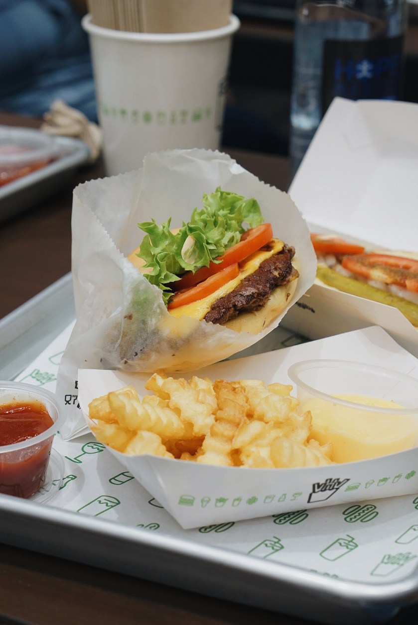 first-bite-of-shake-shack-philippines-central-square-bgc