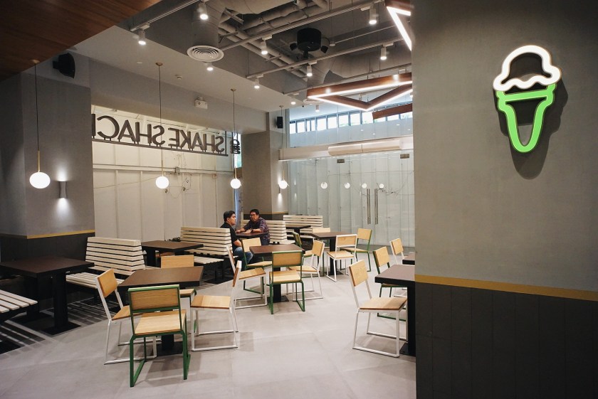 first-bite-of-shake-shack-philippines-central-square-bgc